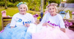 Un photographe capture des jumelles célébrant leur 100e anniversaire leurs photos émerveillent le monde