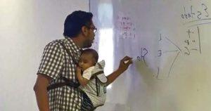 Un prof au grand coeur s'occupe du fils d'une élève pour qu'elle puisse suivre le cours