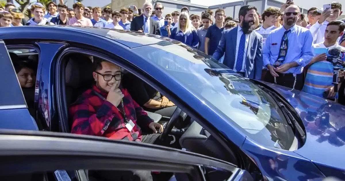 Un prof qui faisait 4 heures de route par jour pour arriver à l’école, reçoit une voiture en cadeau de ses élèves
