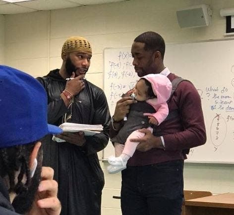 Un professeur tient le bébé de son étudiant en classe parce qu’il ne pouvait pas avoir de baby-sitter