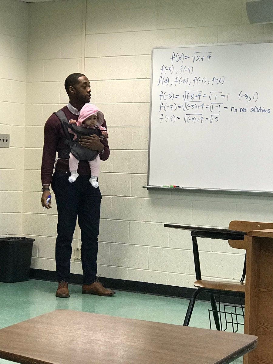 Un professeur tient le bébé de son étudiant en classe parce qu’il ne pouvait pas avoir de baby-sitter