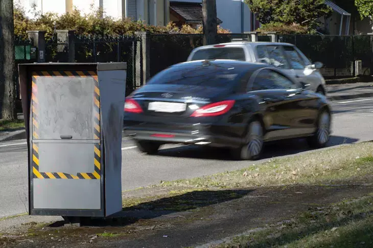 Perché alcuni automobilisti spruzzano la lacca sulla targa? 3 Un radar scansiona la targa dell'auto
