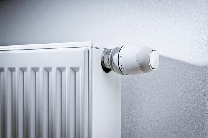 Un radiatore con termostato