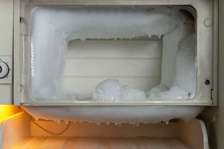 un refrigerador vacio