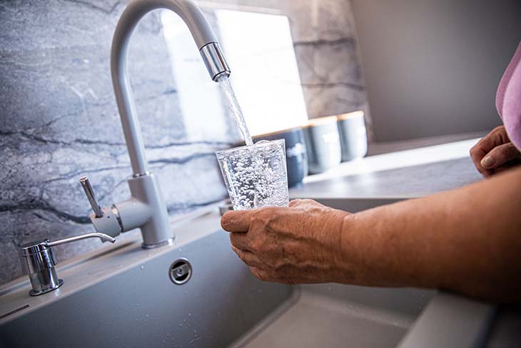 Un grifo con un buen flujo de agua.