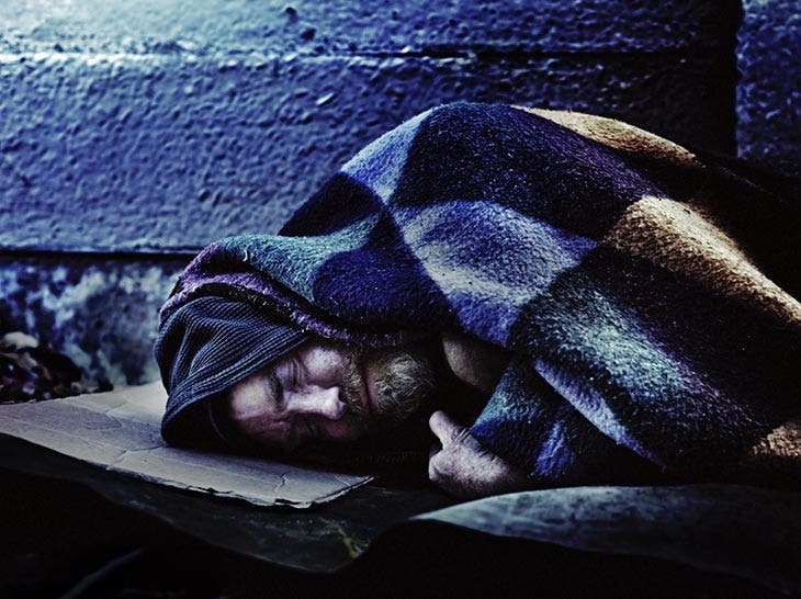 Un sans-abri fait face au froid