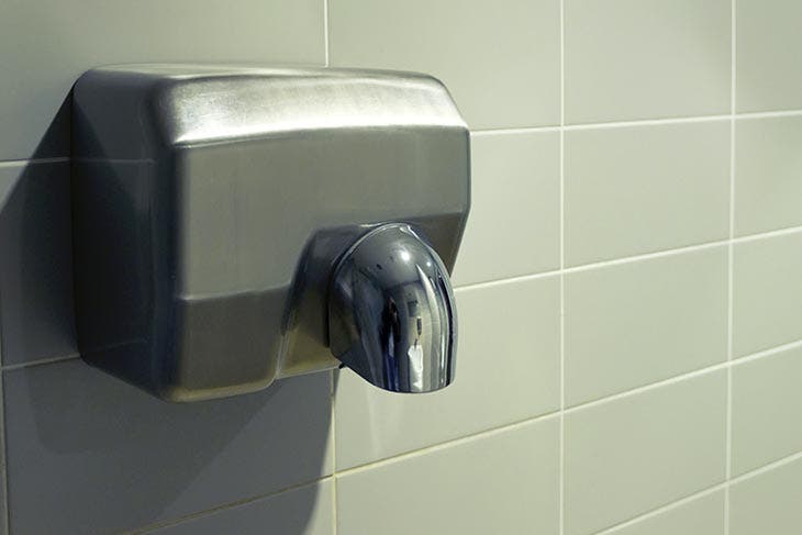 Un sèche-main dans la salle de bain