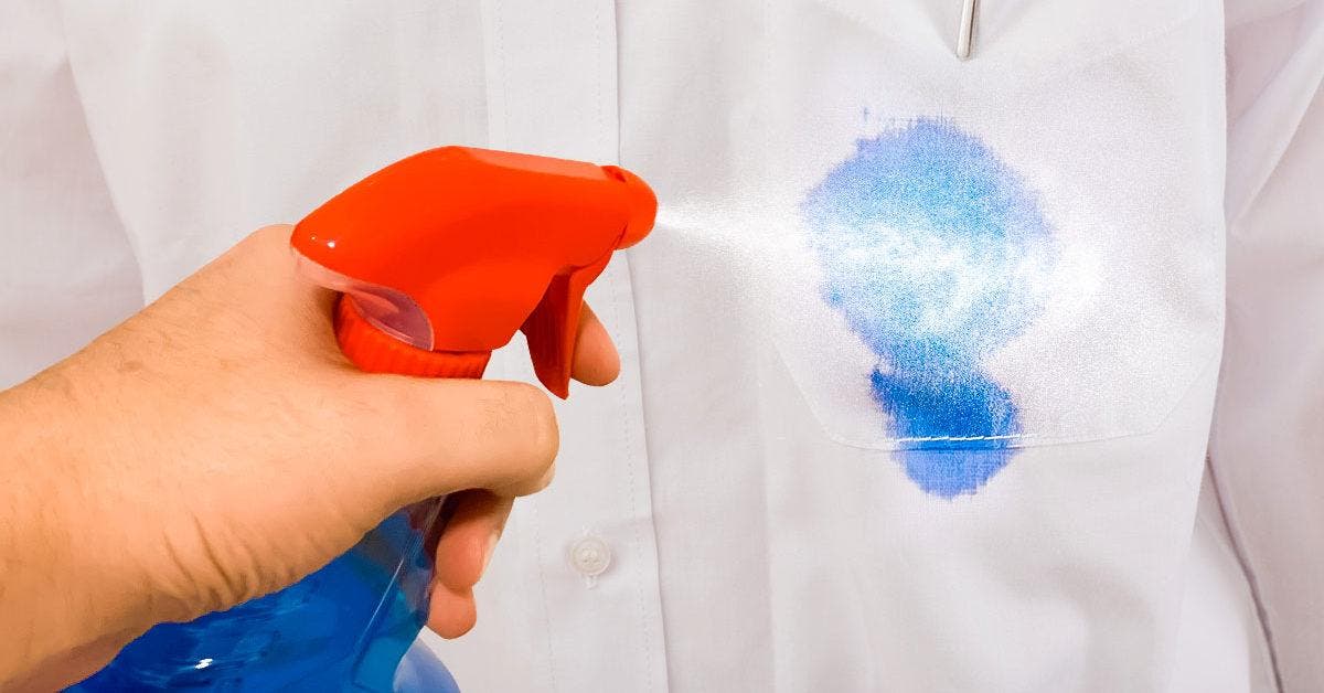 Un seul produit suffit pour faire disparaitre les taches d’encre sur les vêtements et vous l’avez à la maison001