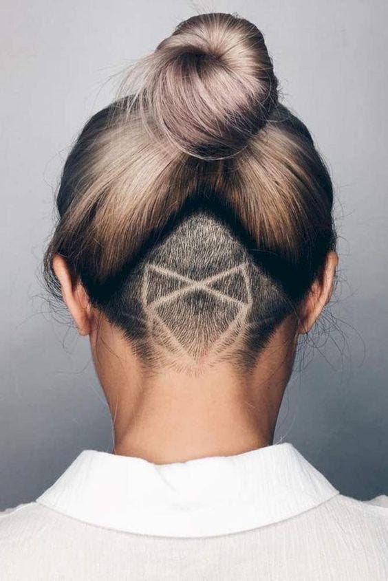 Undercut avec chignon haut