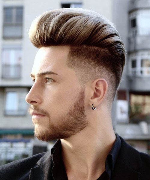 Undercut dégradé avec faux hawk + taper bas Undercut dégradé avec faux hawk + taper bas