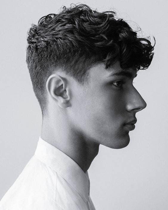 Undercut sur cheveux bouclés Undercut sur cheveux bouclés