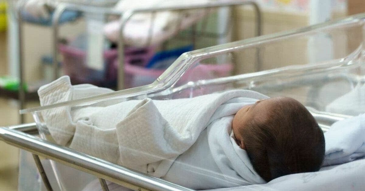 Une ancienne infirmière avoue que l’hôpital où elle travaillait envoyait des bébés nés vivants dans des chambres pour mourir