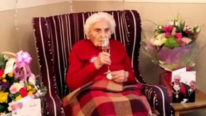 Une ancienne infirmière âgée de 105 révèle au monde le secret de sa longévité