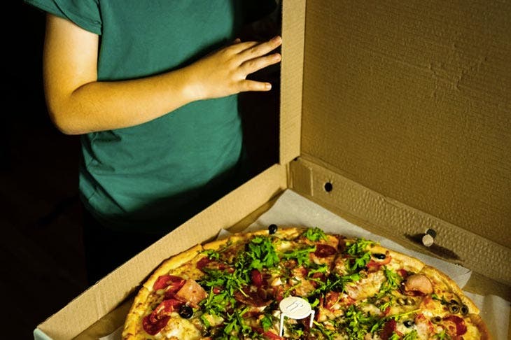 una caja de pizza
