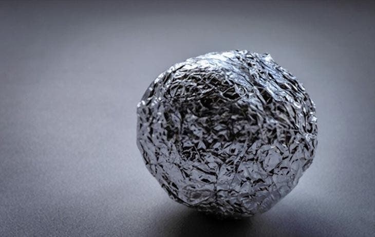 Una bola de papel de aluminio