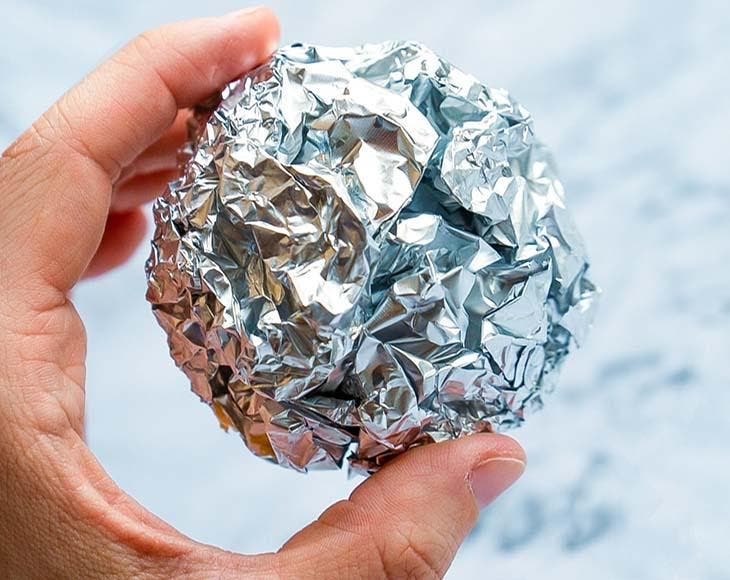 Una última bola de papel de aluminio.