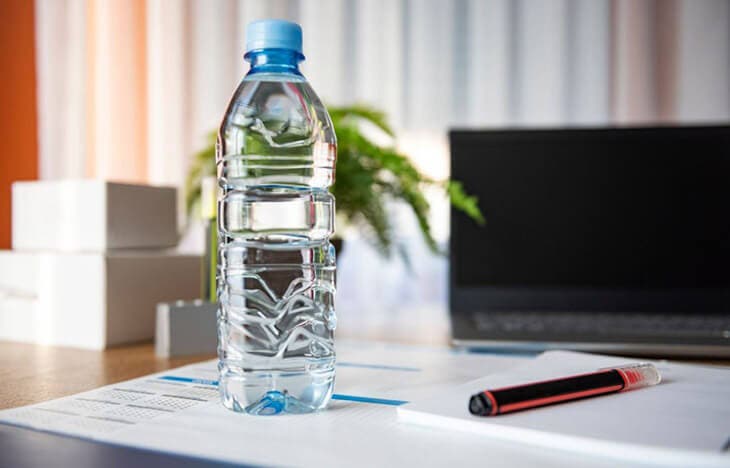 Una botella de agua de plástico