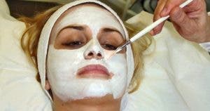 Une célèbre esthéticienne recommande de faire un masque facial au sperme pour rester jeune