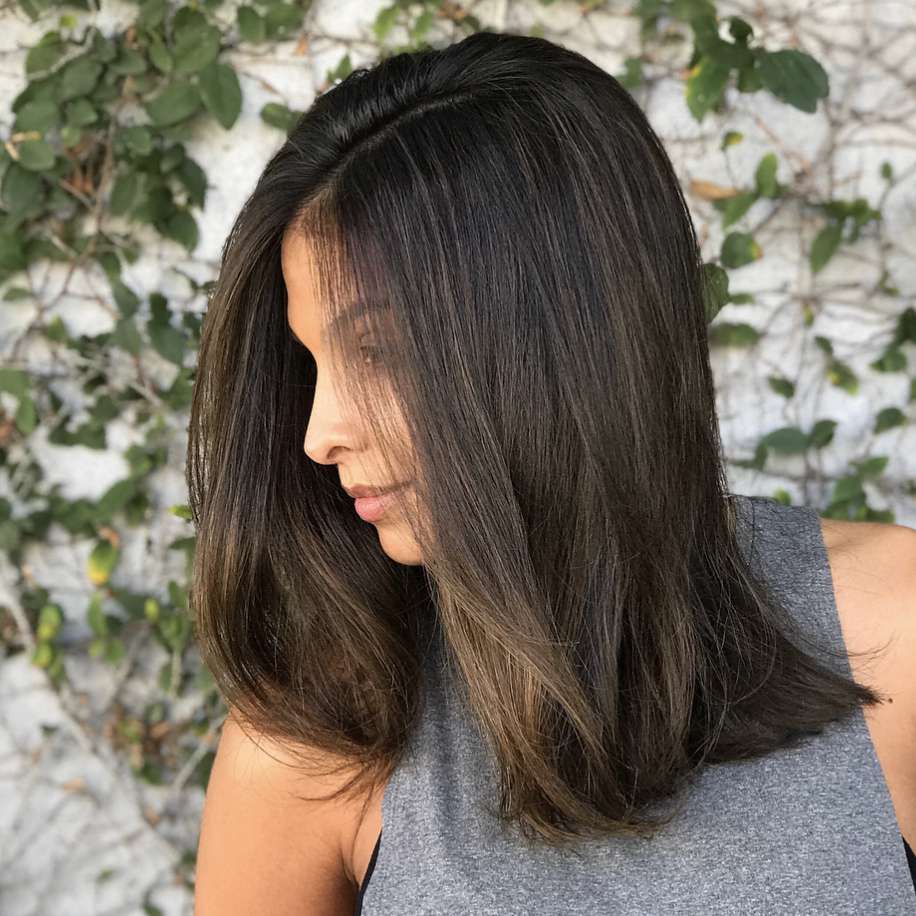 Une coupe de cheveux mi-longs Une coupe de cheveux mi-longs