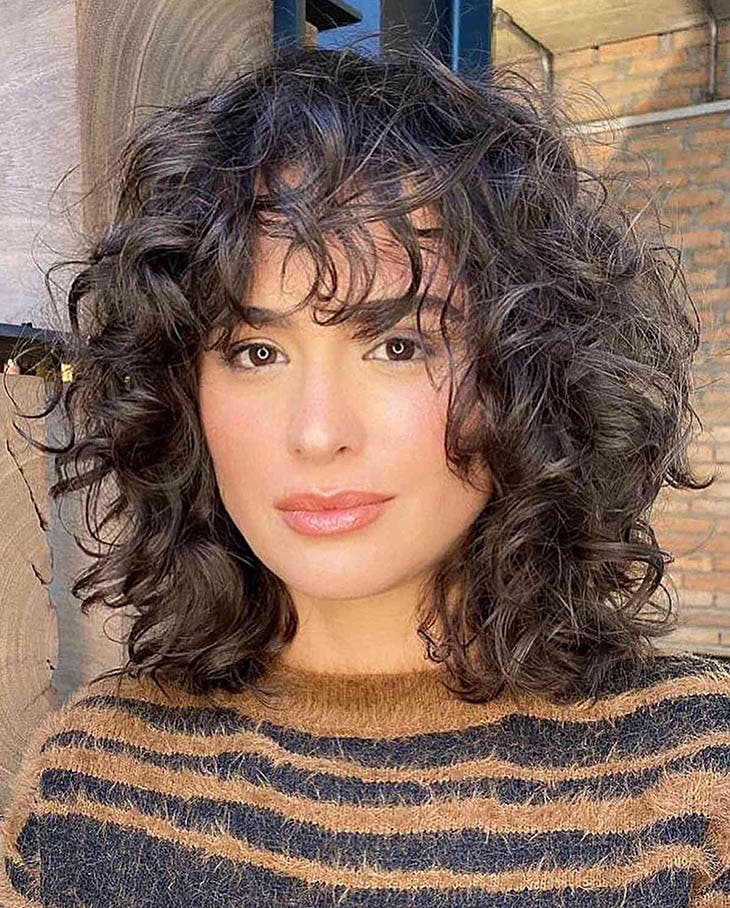 Une coupe mi-longue sur cheveux ondulés Une coupe mi-longue sur cheveux ondulés