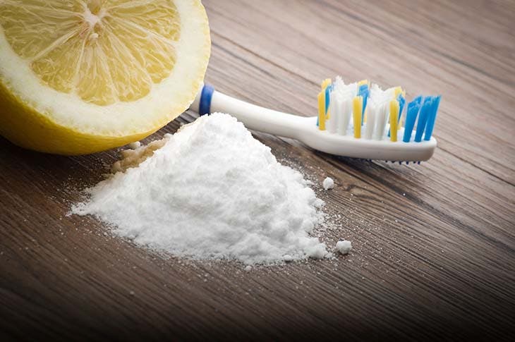 Una dose di bicarbonato di sodio, mezzo limone e uno spazzolino da denti