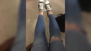Une école suspend de son école une fille après avoir porté un jean déchiré