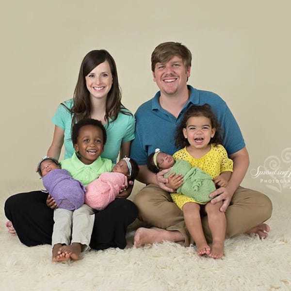 Une femme accouche de 3 enfants noirs