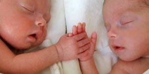 Une femme avec deux utérus donne naissance à un petit garçon