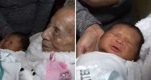 Une femme de 105 ans rencontre son arrière-arrière-petite-fille pour la première fois