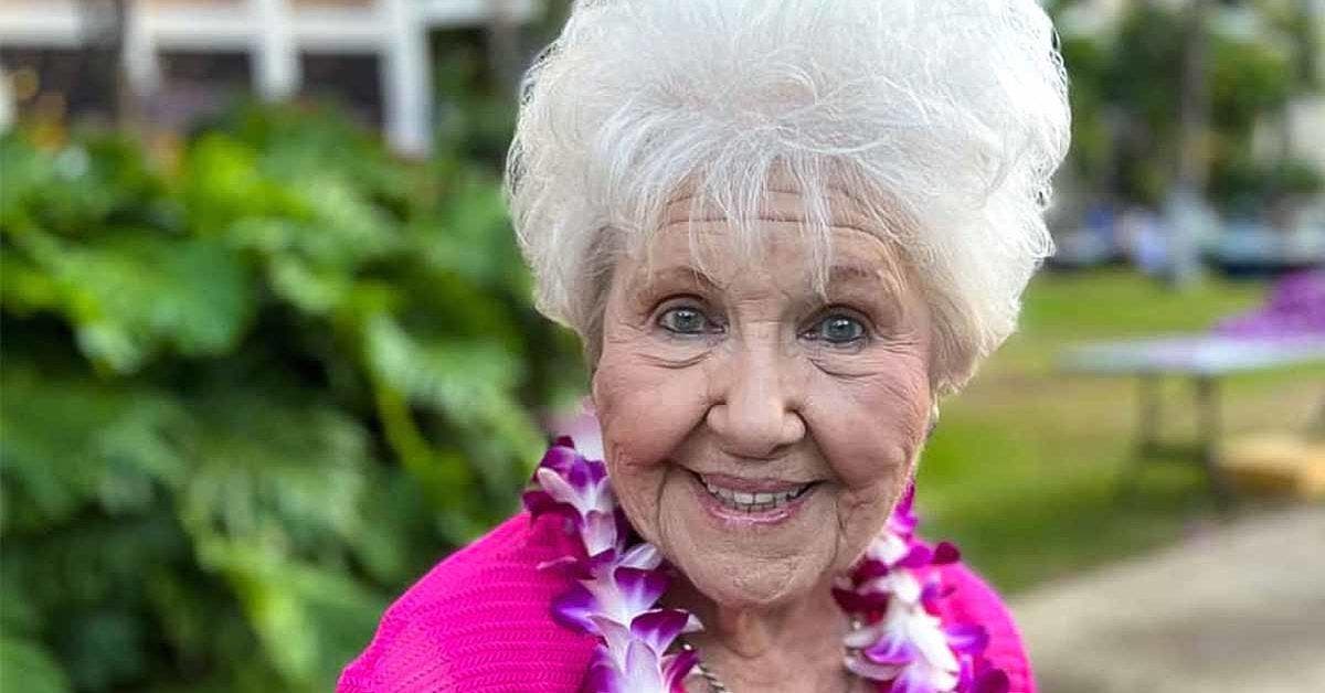 Une femme de 90 ans n'a pas manqué un seul jour de travail en 74 ans, prend enfin sa retraite !