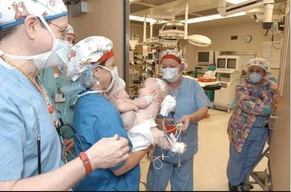 Une femme donne naissance aux triplées les plus rares du monde