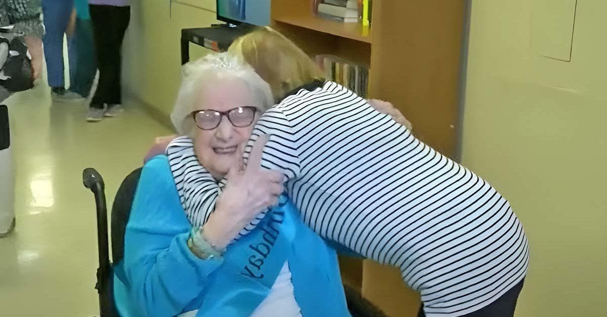 Une femme fête son 98ème anniversaire en retrouvant sa fille qu'elle avait fait adopter il y a 80 ans