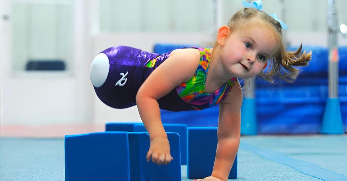 Une fille née sans jambes est devenue gymnaste professionnelle à l’âge de huit ans, son courage inspire le monde_