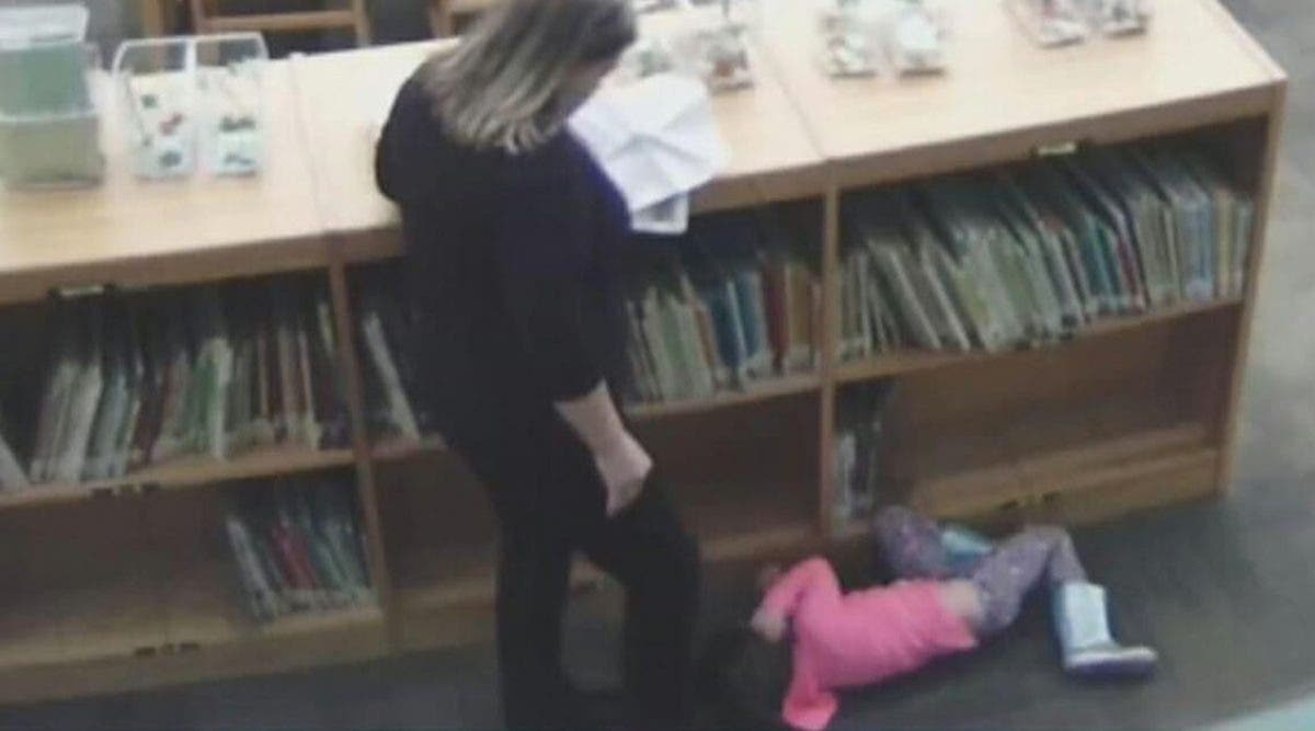 Une institutrice violente une petite de 5 ans sans défenses et l’école prend une bonne décision