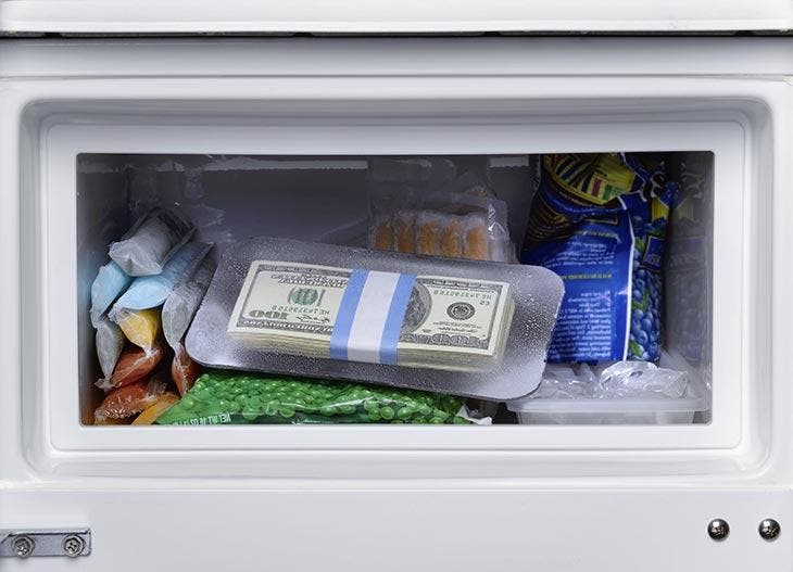 Un fajo de billetes en el congelador