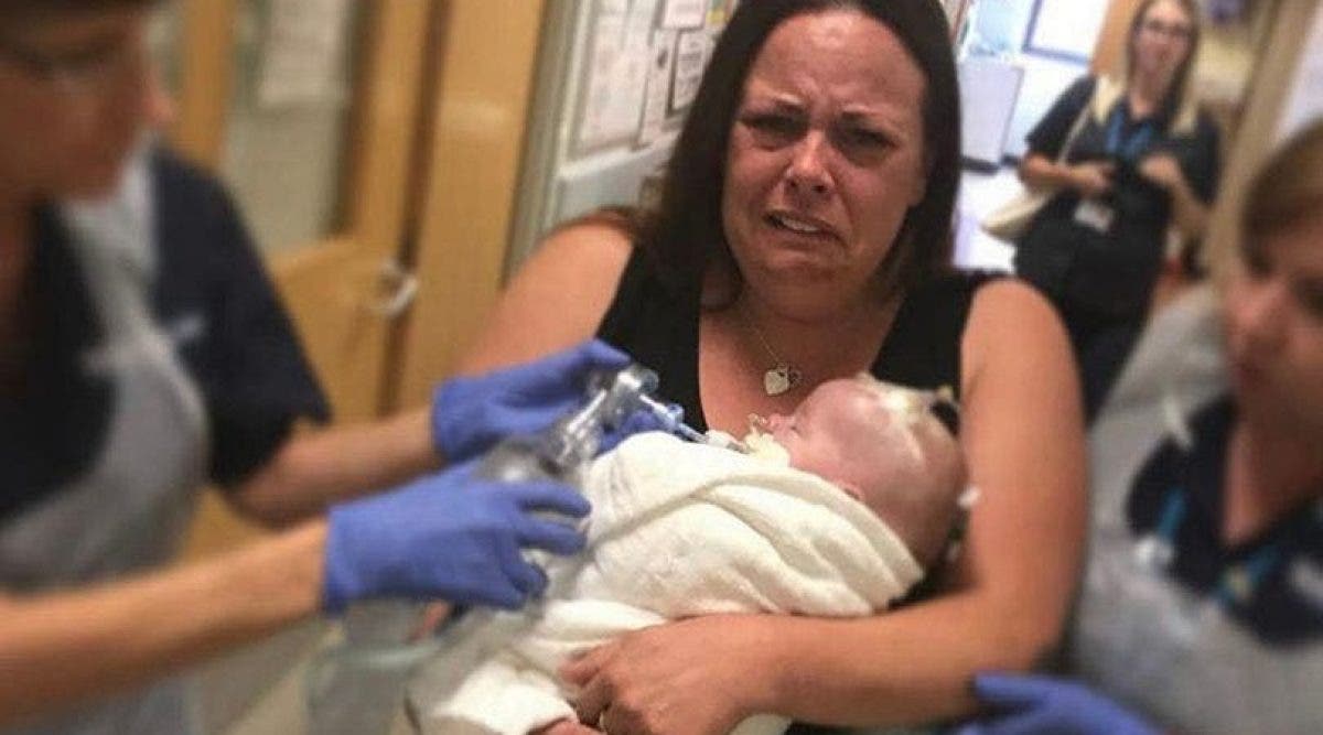 Une maman au coeur brisé est obligé de dire adieu à son bébé qu’elle a attendu depuis 20 ans