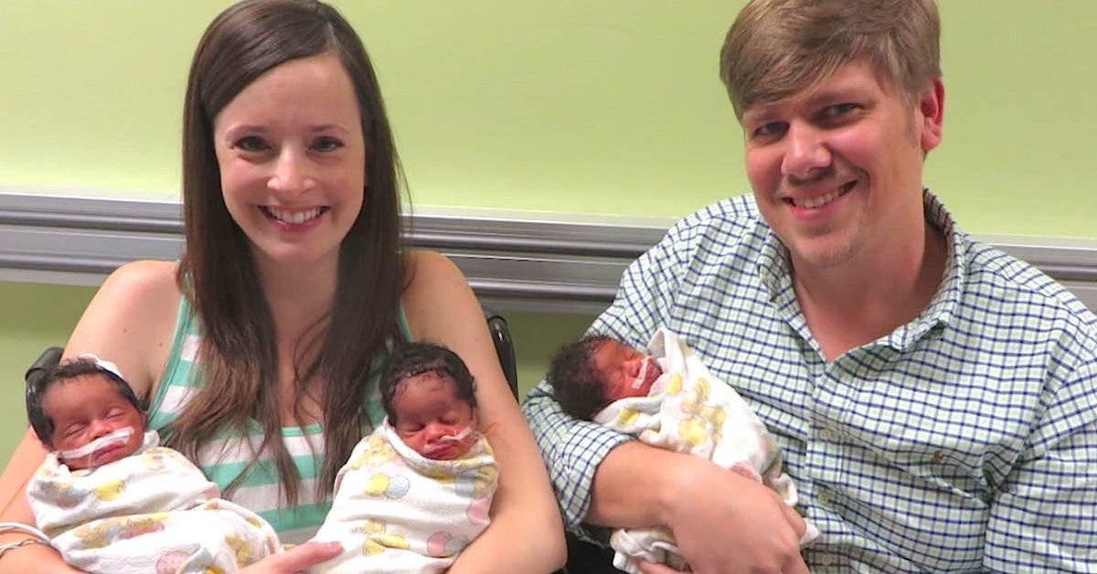 Une maman de couleur blanche donne naissance à des triplets noirs