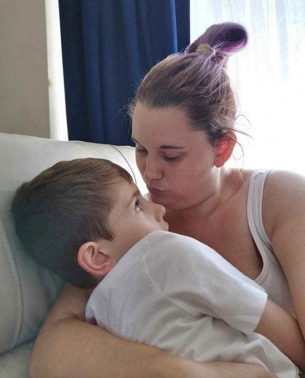 Une maman dévastée ne sera pas avec son fils mourant à cause du coronavirus