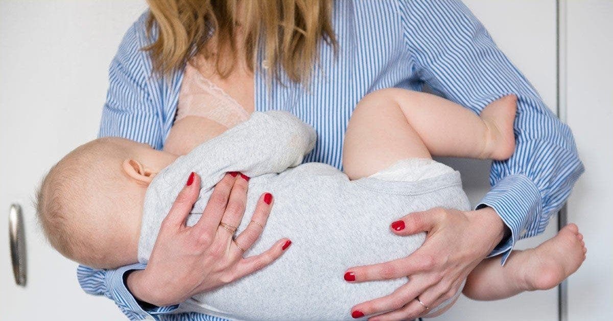 Une maman est choquée de découvrir qu’une employée de garderie allaite secrètement son bébé