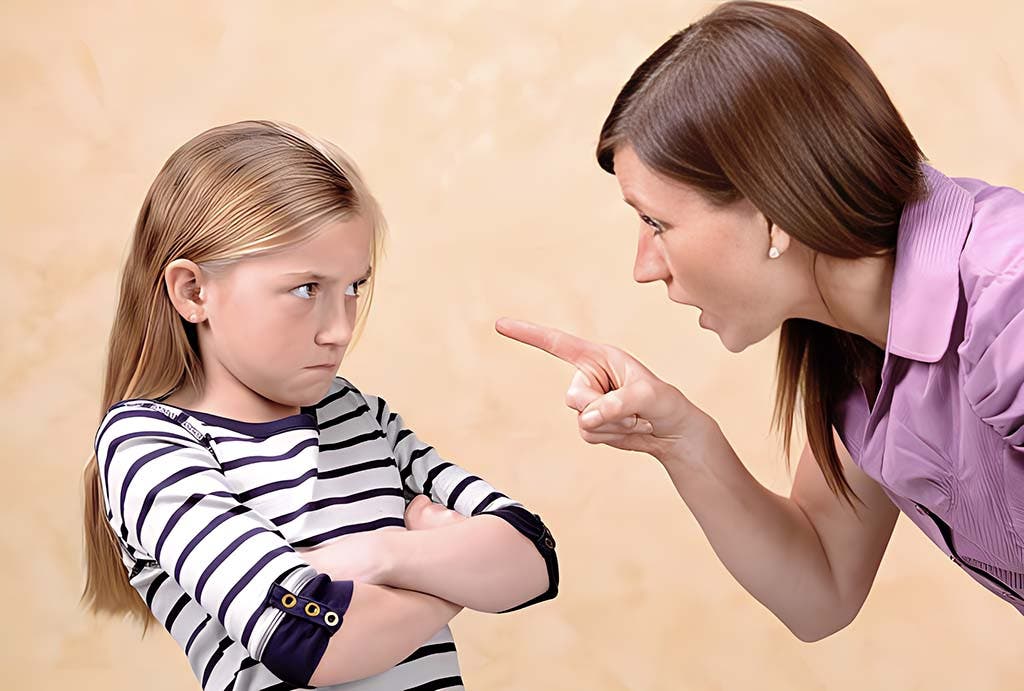 Une maman parle à sa fille