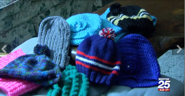 Une mamie de 87 ans a passé des mois à tricoter 75 chapeaux pour garder des enfants SDF au chaud cet hiver