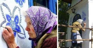 Une mamie de 90 ans transforme un petit village en galerie dart en peignant des fleurs sur ses maisons 1