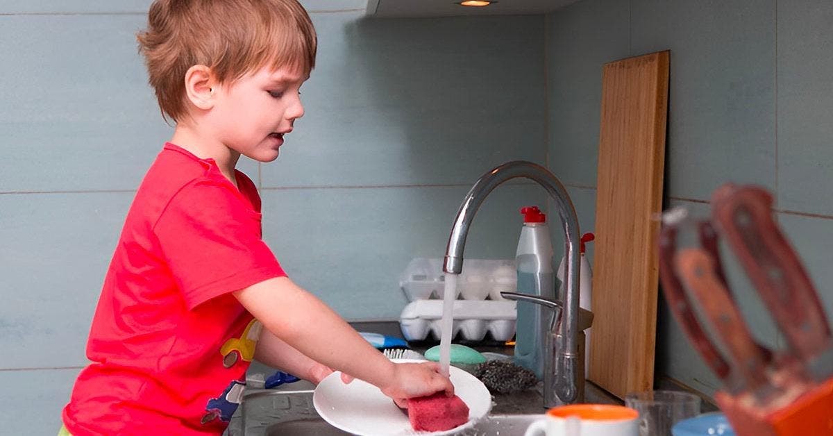 Une mère apprend à ses enfants à laver leurs vêtements et à faire la vaisselle - _Il n'y a pas de honte à aider_