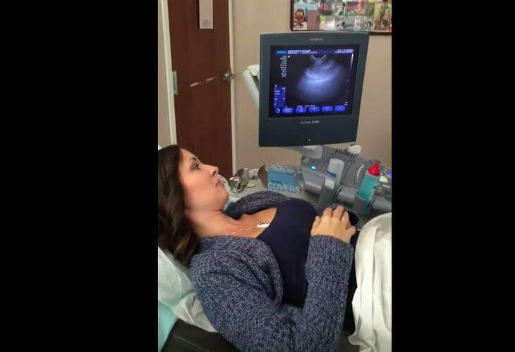 Une mère enceinte ne croit pas ses yeux quand elle voit l'échographie
