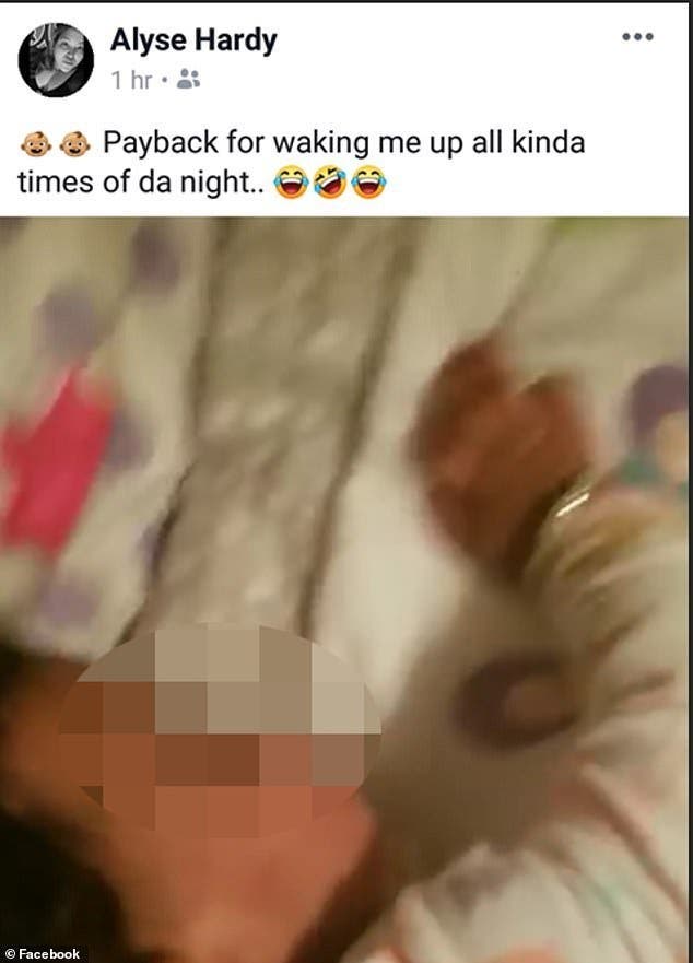 Une mère sans cœur publie une vidéo où elle verse de l'eau sur son bébé endormi