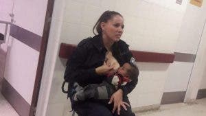 Une policière allaite un bébé abandonné