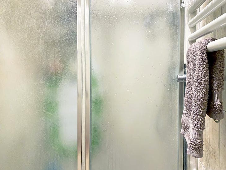 Une serviette dans la salle de bain Une serviette dans la salle de bain