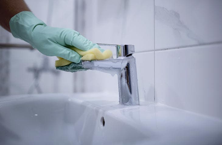 Utilisation de gants pour l’entretien du lavabo