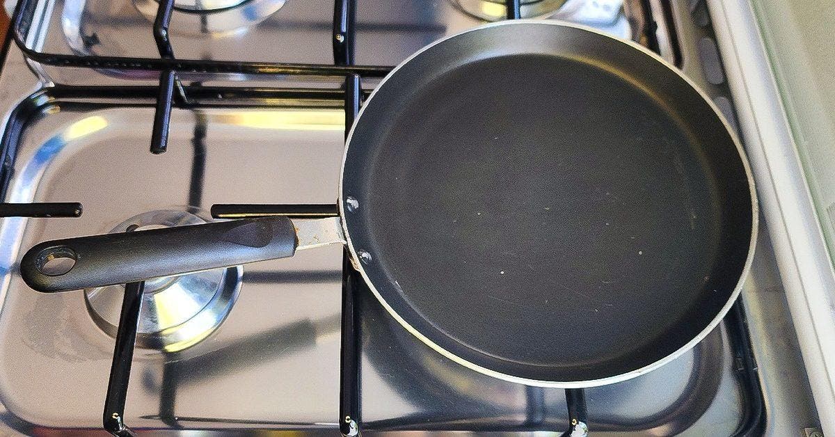 Une Poêle Antiadhésive Grésillant De Légumes Sur Une Cuisinière