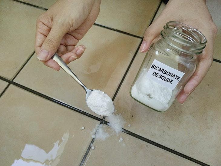 Usar bicarbonato de sodio para limpiar azulejos